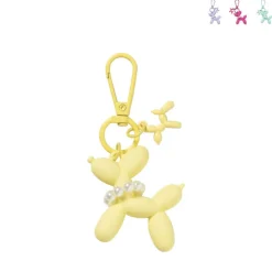 Sleutelhanger hond met parelketting - plastic - 6.5x6.5x1 cm - diverse varianten