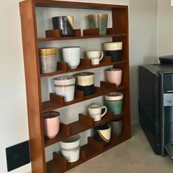 Wandkast voor 23 mokken - bruin - 63.5x48x9 cm