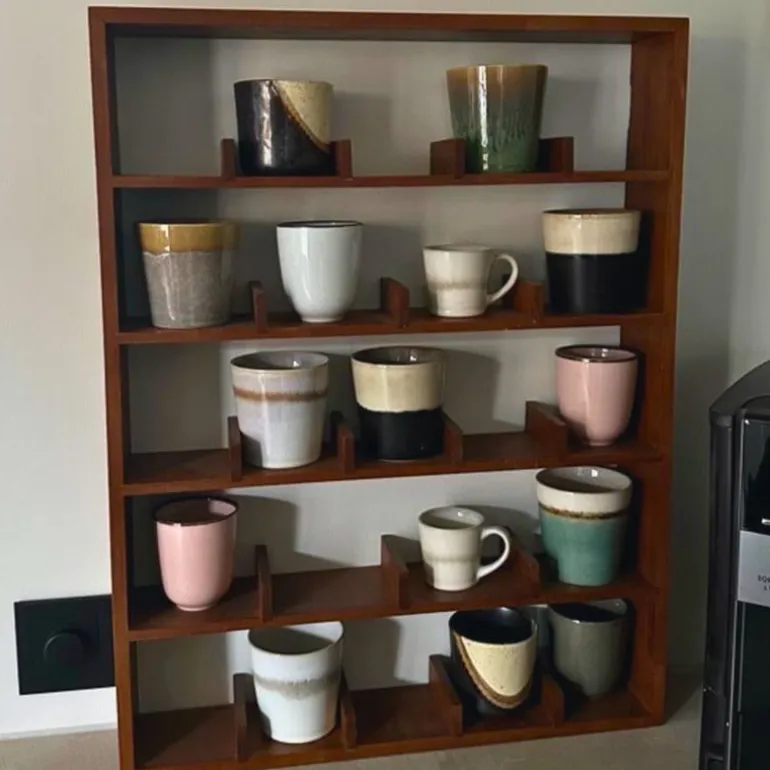 Wandkast voor 23 mokken - bruin - 63.5x48x9 cm