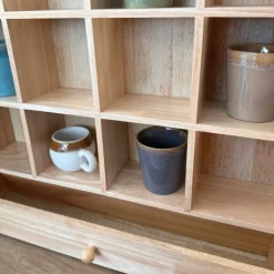 Wandkastje voor mokken met lade - bruin - 53x50x10 cm